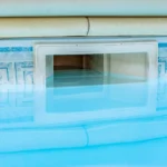 Swimming pool wall return jet circulating water